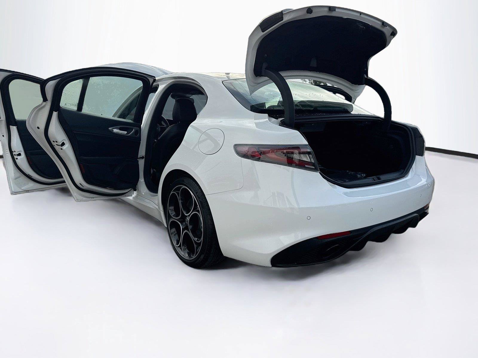 Used 2025 Alfa Romeo Giulia w/ Driving Assist Package RWD image 40