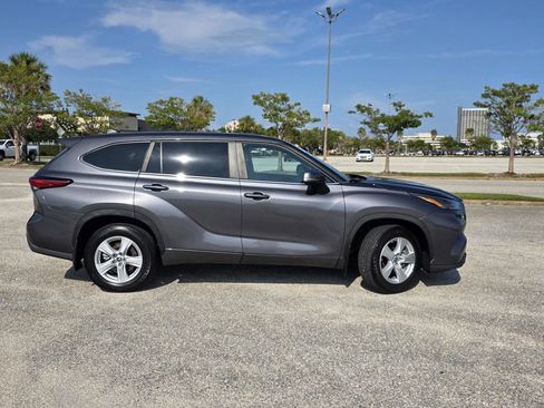Used 2023 Toyota Highlander LE AWD/4WD image 39