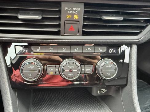 Used 2019 Volkswagen Jetta SEL image 25