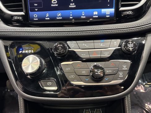 Used 2025 Chrysler Pacifica Limited image 25