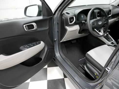 Used 2025 Hyundai Venue SEL image 11