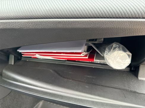 Used 2025 Toyota Camry SE image 35