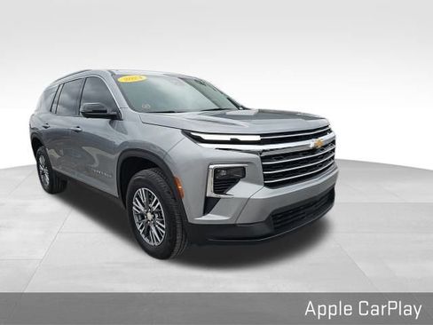 Used 2024 Chevrolet Traverse LT image 2