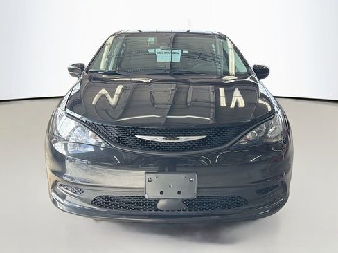 Used 2023 Chrysler Voyager LX image 2