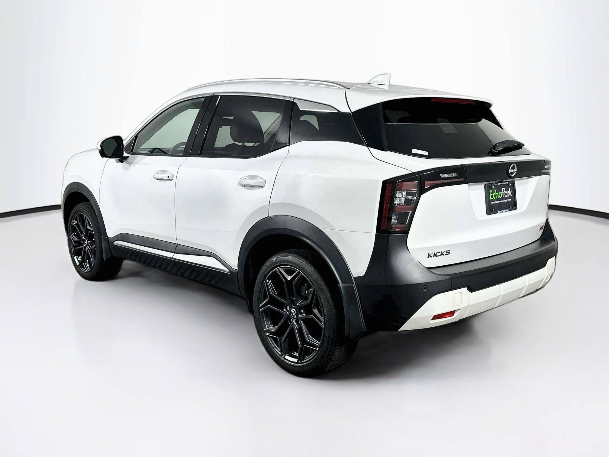 Used 2025 Nissan Kicks SR FWD image 5