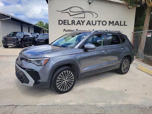 Used 2025 Volkswagen Taos SE FWD image 1