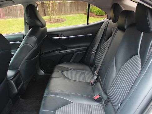 Used 2019 Toyota Camry SE FWD image 11