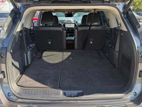 Used 2024 Toyota Highlander Platinum FWD image 31