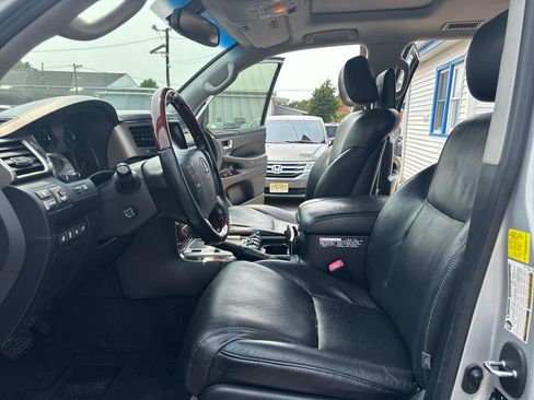 Used 2013 Lexus LX 570 4WD w/ Luxury Pkg w/Pre-crash image 15