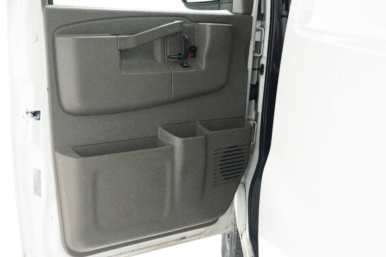 Used 2017 Chevrolet Express 2500 Extended RWD image 23