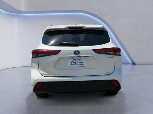 Used 2021 Toyota Highlander XLE AWD/4WD image 4