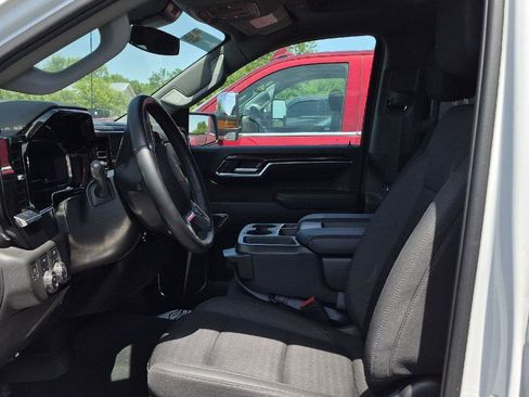 Used 2023 Chevrolet Silverado 1500 LT AWD/4WD image 6