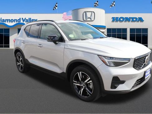 Used 2024 Volvo XC40 B5 Core image 1
