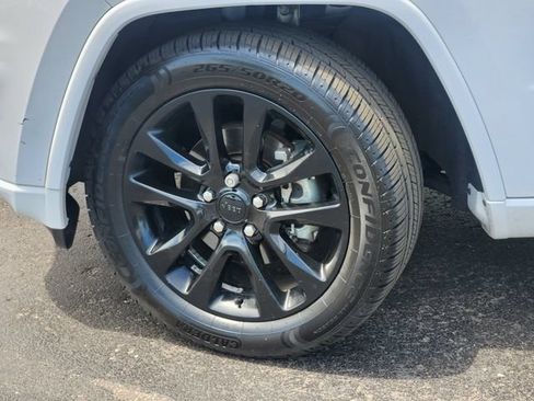 Used 2018 Jeep Grand Cherokee Altitude AWD/4WD image 10