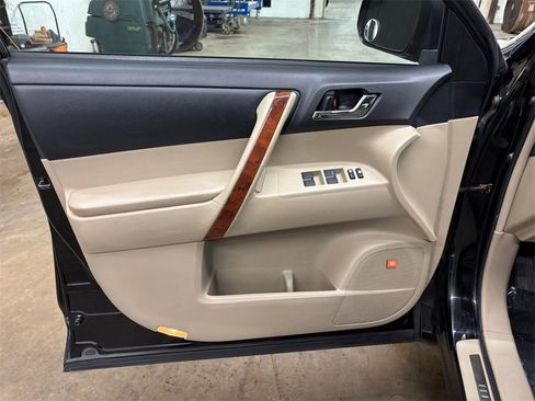 Used 2013 Toyota Highlander Limited image 11