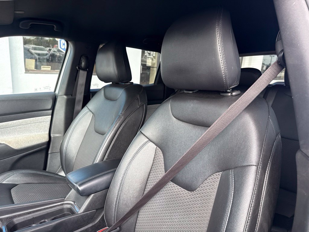 Used 2024 Jeep Compass Latitude AWD/4WD image 32