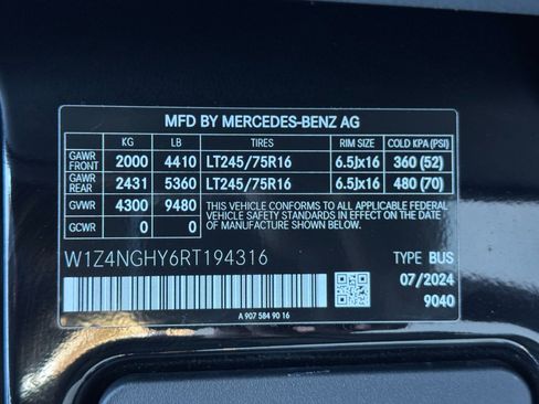 Used 2024 Mercedes-Benz Sprinter 2500 image 39