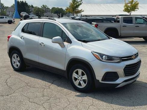 Used 2018 Chevrolet Trax LT w/ LT Convenience Package FWD image 2