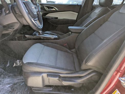 Used 2025 Chevrolet Trax LT w/ LT Convenience Package image 17