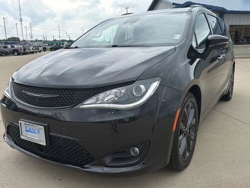 Used 2018 Chrysler Pacifica Limited w/ Advanced Safetytec Group FWD image 2