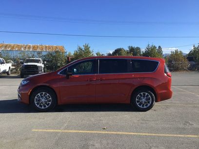 New 2026 Chrysler Pacifica Select