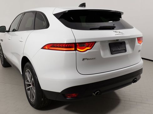 Used 2020 Jaguar F-PACE Premium image 25