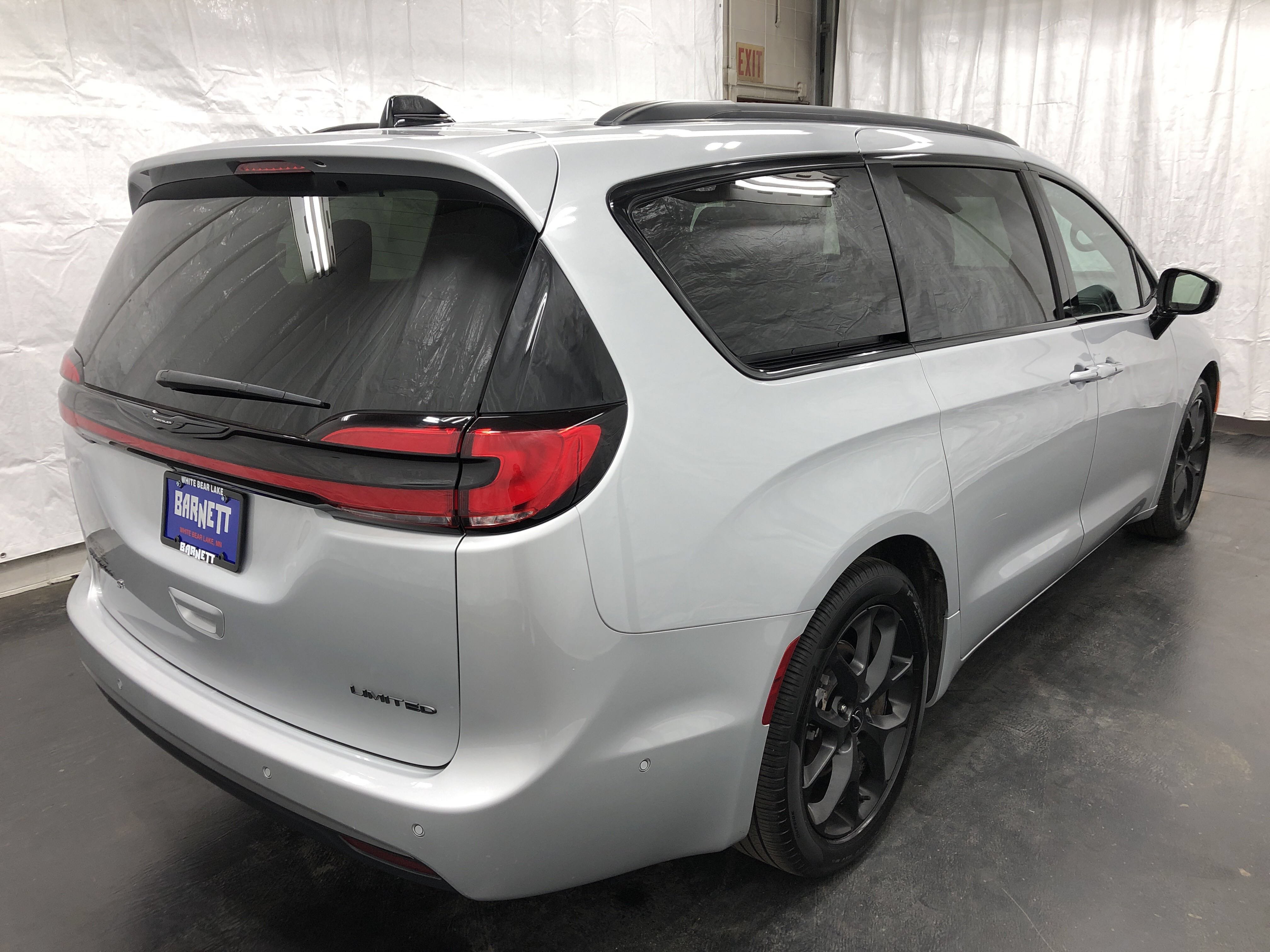 Used 2024 Chrysler Pacifica Limited w/ Uconnect Theater Family Group FWD image 4