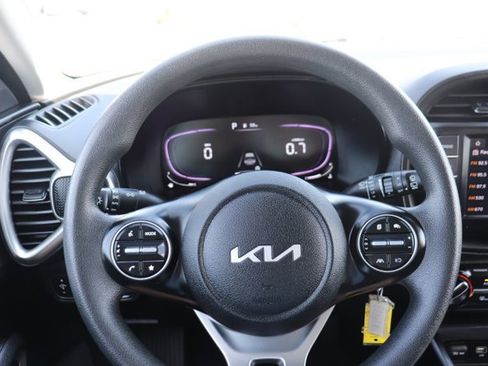 Used 2025 Kia Soul LX w/ LX Technology Package FWD image 18