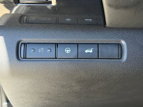 Used 2025 Nissan Pathfinder SV FWD image 25