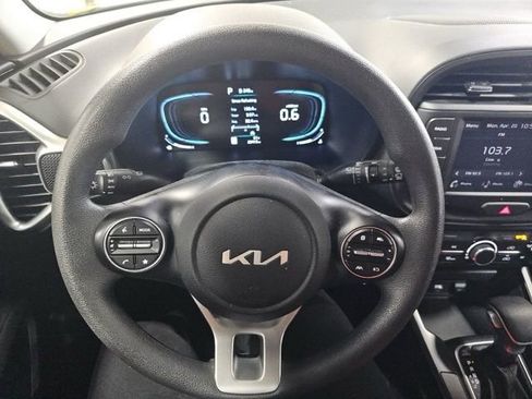 Used 2025 Kia Soul LX w/ LX Technology Package FWD image 12