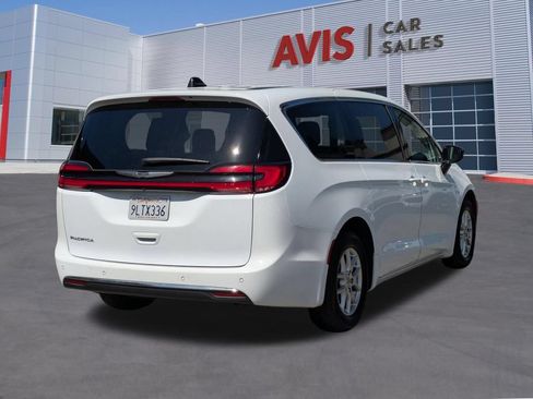 Used 2024 Chrysler Pacifica Touring-L FWD image 6