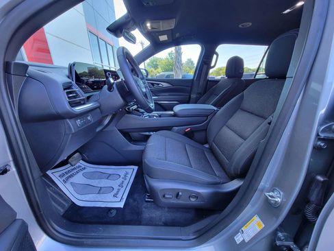 Used 2025 Chevrolet Traverse LT w/ Driver Confidence Package FWD image 9