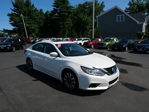 Used 2018 Nissan Altima 2.5 SV w/ 2.5 SV Technology Package FWD image 2