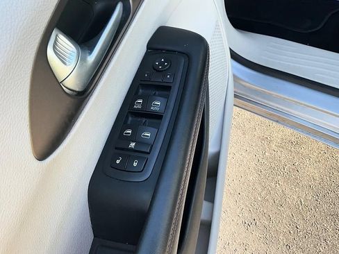 Used 2018 Chrysler Pacifica Touring-L w/ Tire & Wheel Group FWD image 13