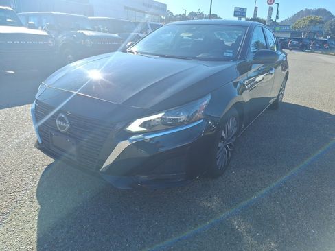 Used 2024 Nissan Altima 2.5 SV image 3
