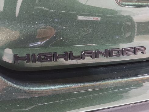 Used 2023 Toyota Highlander L FWD image 11