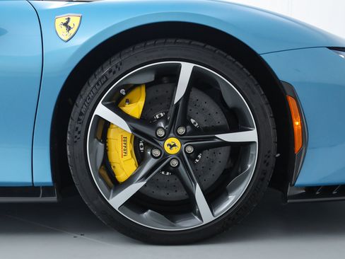Used 2024 Ferrari SF90 Spider image 41