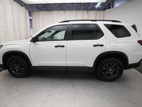 Certified 2025 Honda Pilot TrailSport image 24