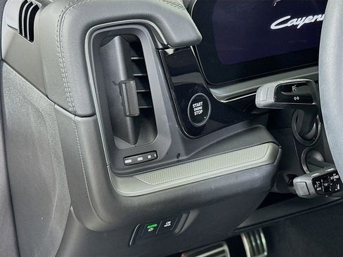Used 2025 Porsche Cayenne S image 11