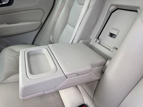 Used 2021 Volvo XC60 T6 Momentum image 15