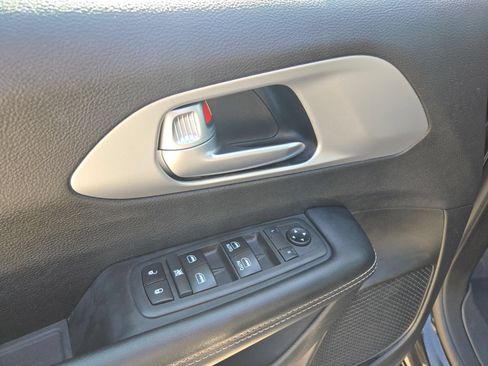Used 2018 Chrysler Pacifica Touring Plus w/ S Appearance Package FWD image 12