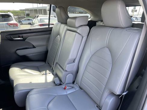 Used 2023 Toyota Highlander XLE image 24