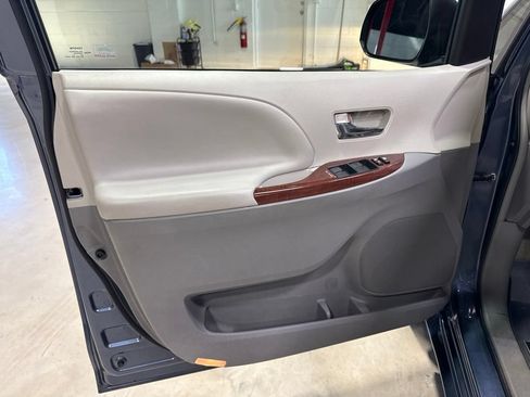 Used 2014 Toyota Sienna XLE w/ Entertainment Package FWD image 30