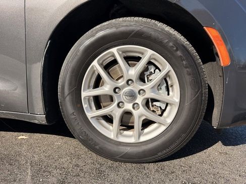 Used 2023 Chrysler Voyager LX image 10