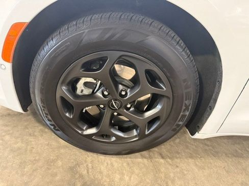 Used 2023 Chrysler Pacifica Limited w/ Uconnect Theater Family Group FWD image 27