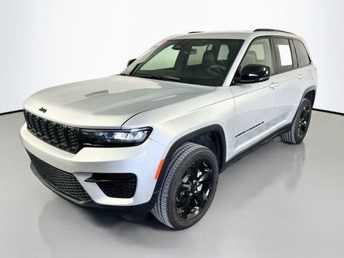 Used 2025 Jeep Grand Cherokee Altitude AWD/4WD image 4
