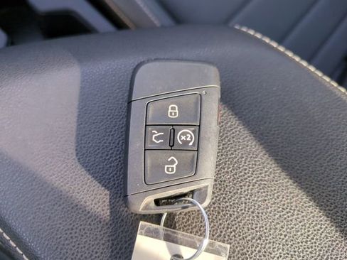 Used 2025 Volkswagen Jetta SE FWD image 32