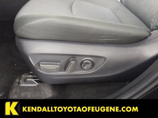 Used 2025 Toyota RAV4 XLE AWD/4WD image 24