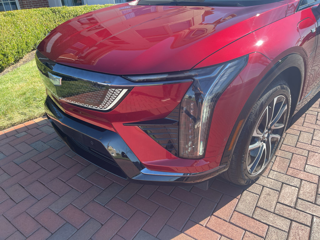 Used 2025 Cadillac Optiq Sport 2 w/ LPO, Floor Liner Package AWD/4WD image 2