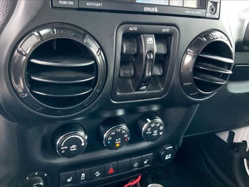 Used 2017 Jeep Wrangler Unlimited Rubicon image 30